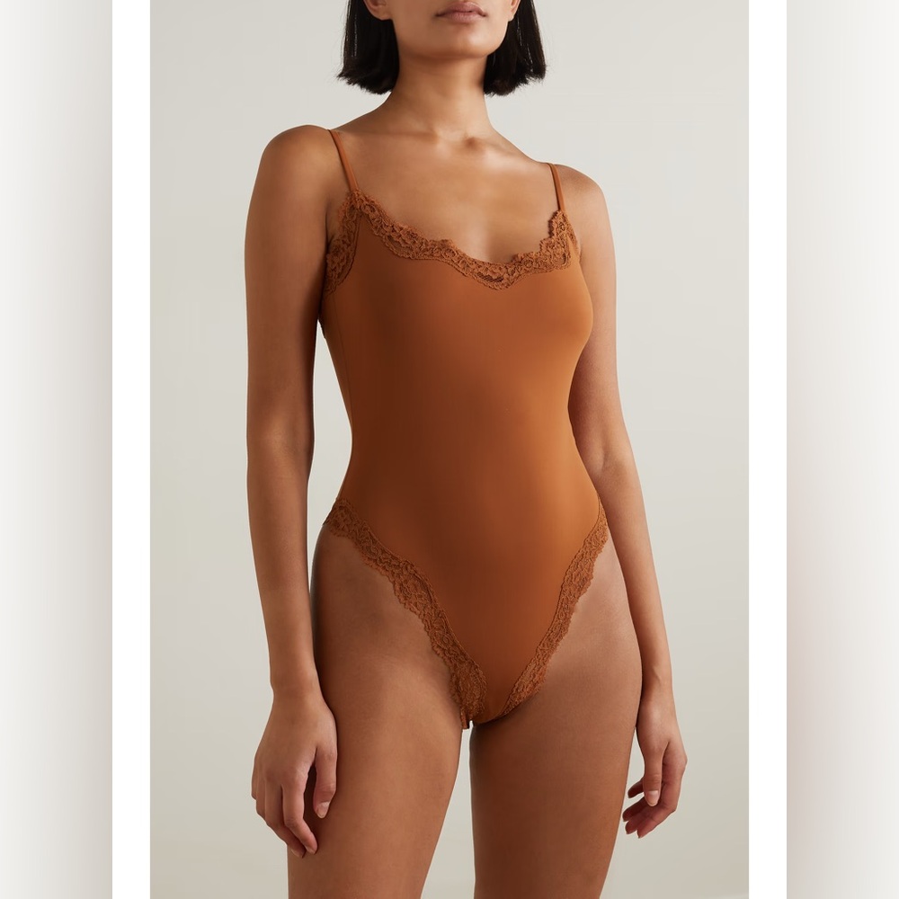 SKIMS FITS EVERYBODY LACE CAMI BODYSUIT BRONZE SMALL